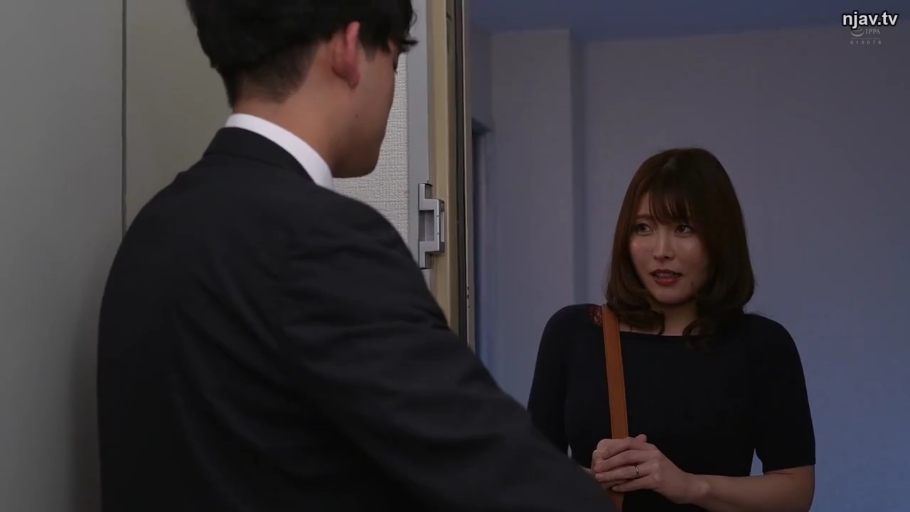 交谈 · 自然 · 半身 · 门口 · 面对面 · 黑色上衣 · 人妻 · 肩背包