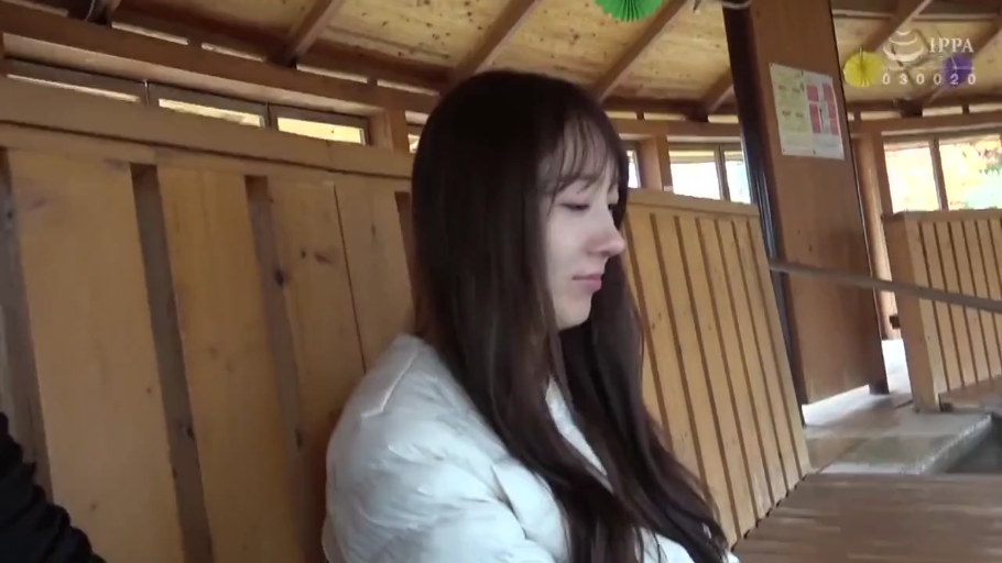 坐姿 · 沉思 · 平静 · 白色羽绒服 · 黑长直 · 室内木屋 · 侧面人像 · 木制背景