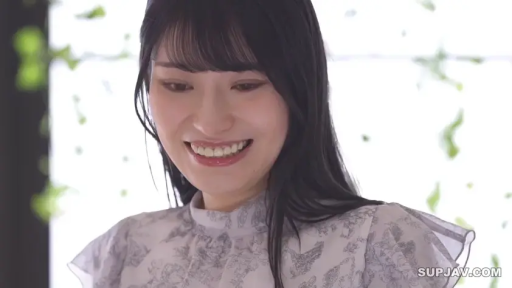 室内 · 脸部特写 · 微笑 · 浅色印花上衣 · 光线充足