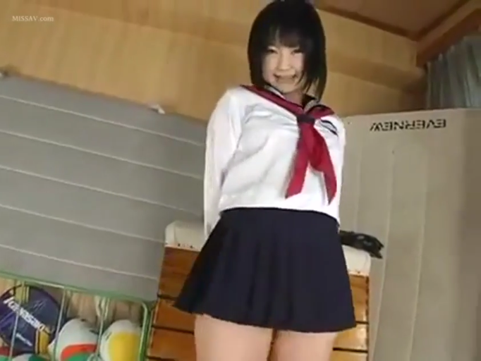 角色扮演 · 站姿 · 微笑 · 面对镜头 · 水手服 · 体育馆 · 跳箱