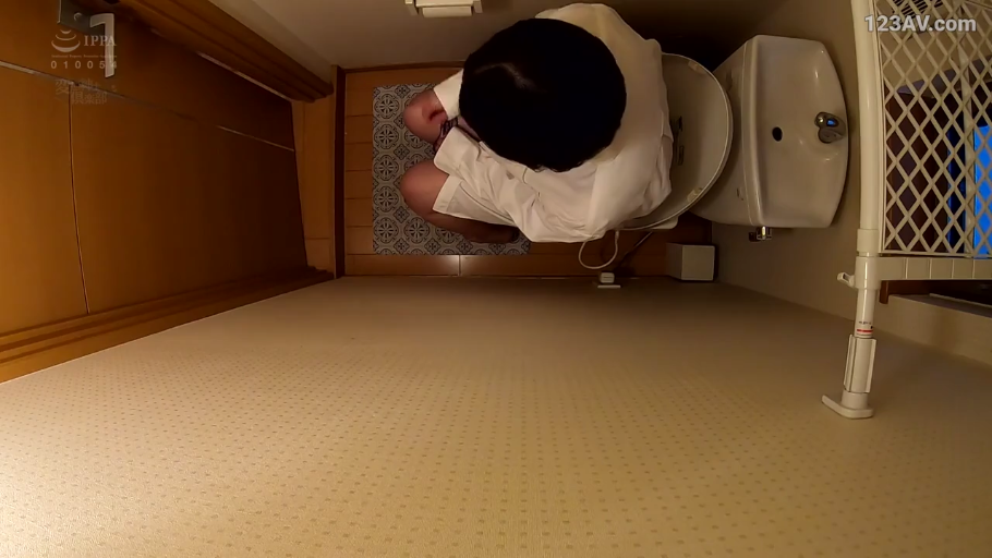 白色长袍 · 卫生间 · 看不清表情 · 马桶区域俯拍