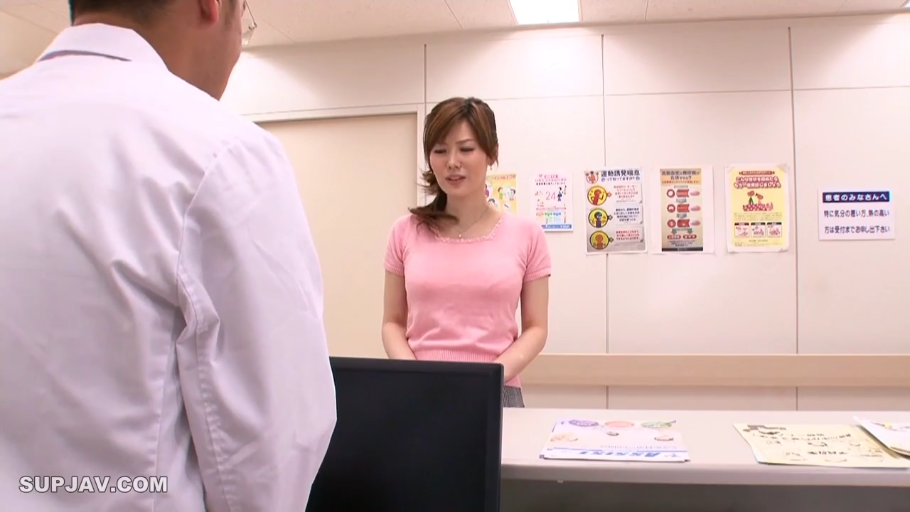 平静 · 医院前台 · 女性面部特写 · 白大褂 · 粉色针织短袖上衣 · 墙上贴有医疗宣传海报