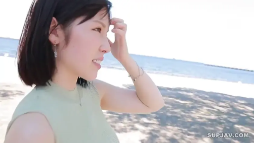 站立 · 微笑 · 面部特写 · 无袖上衣 · 海滩 · 撩头发