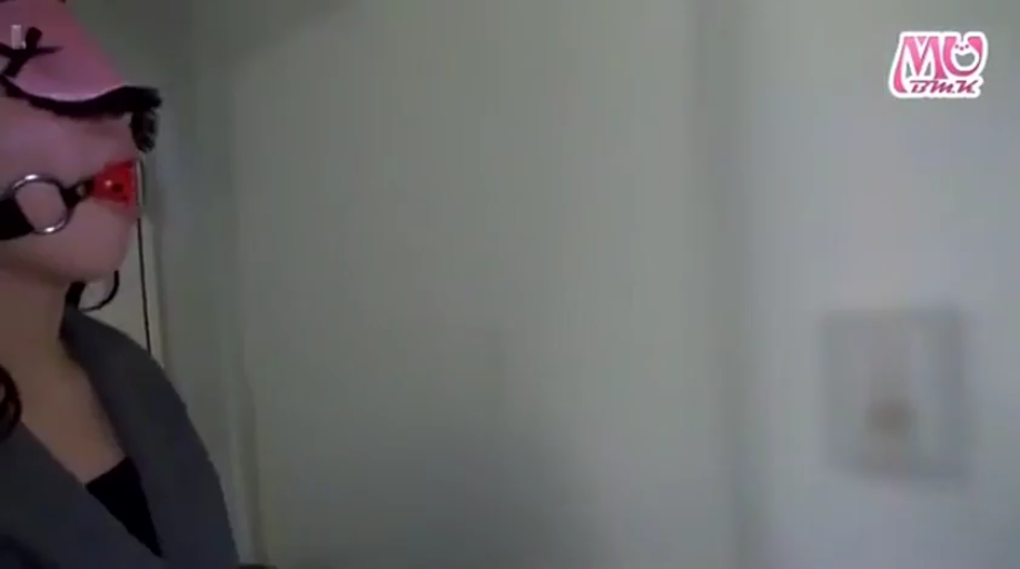 室内 · 站立 · 眼罩 · 痛苦 · 职场 · 侧脸 · 被束缚 · 灰色职业装