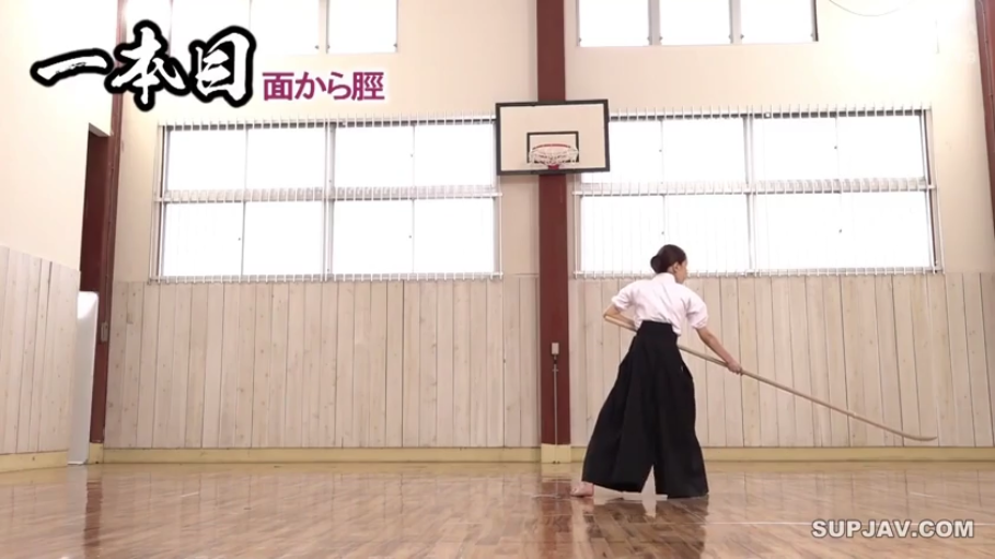 专注 · 体育馆 · 木剑 · 黑色剑道袴