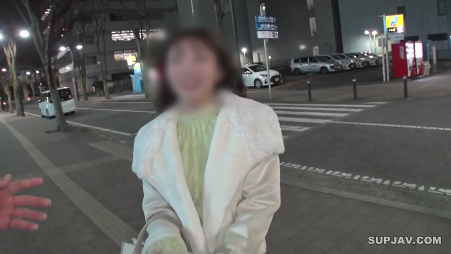 站立 · 远景 · 手提包 · 街道 · 搭讪 · 惊讶 · 休闲外套 · 夜晚背景