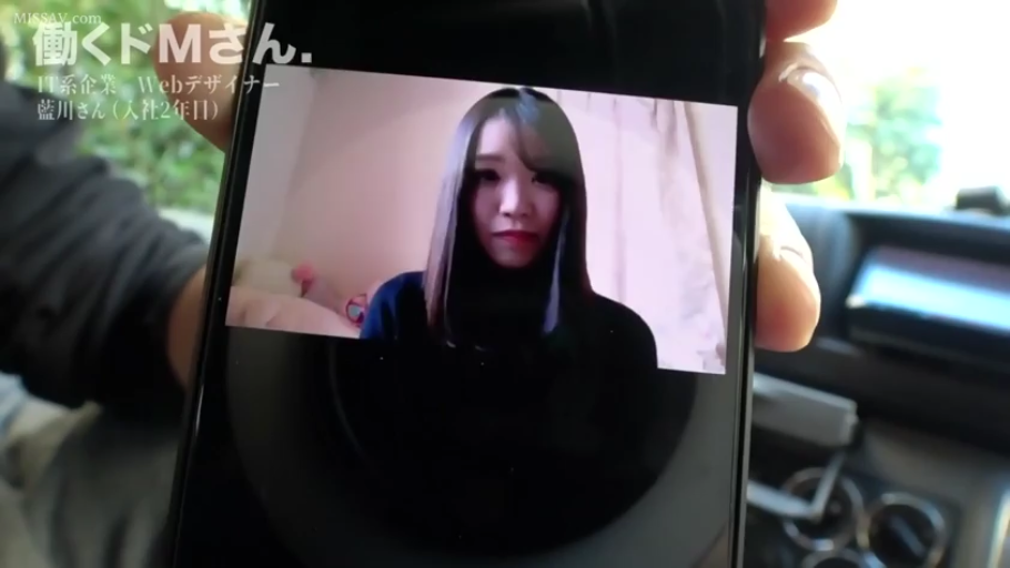 注视 · 深色上衣 · 智能手机 · 视频水印 · 汽车内部 · 手机屏幕显示的人像