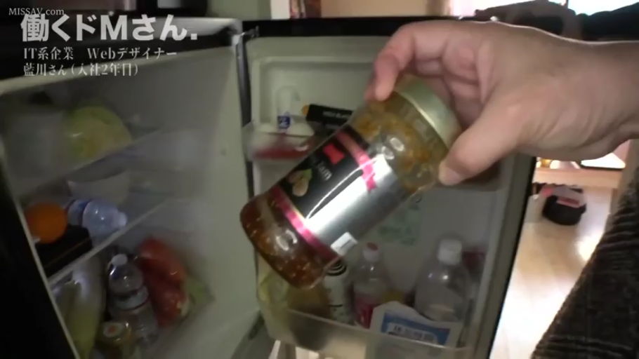 站姿 · 厨房 · 手部特写 · 日文字幕 · 冰箱 · 拿取物品 · 私服