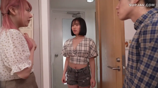 玄关 · 交流中 · 格纹短袖上衣 · 人物面部特写