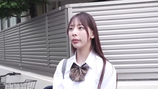 站立 · 自然 · 凝视 · 街道 · JK制服 · 半身照 · 背包带 · 长发美女