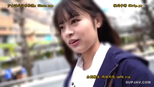 上半身特写 · 户外街道 · 微微张嘴 · 白色圆领内搭 · 背景有水印文字