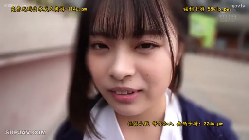 眼睛特写 · 室外 · 略带羞涩 · 深蓝色学生制服外套 · 画幅带有水印