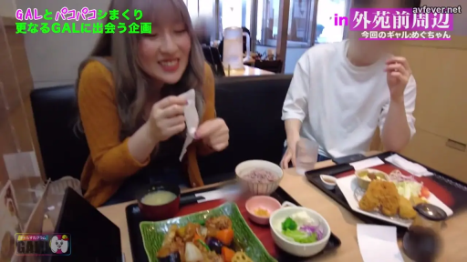 托盘 · 正在谈话 · 饭店 · 室内灯光 · 黄色针织外套 · 女性面部特写