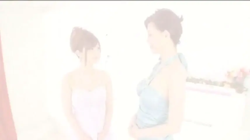 室内 · 平静 · 上半身特写 · 挂脖吊带裙 · 过曝高光风格
