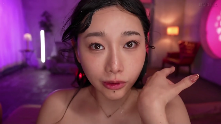 卧室 · 迷离 · 脸部特写 · 无肩带 · 紫色氛围灯
