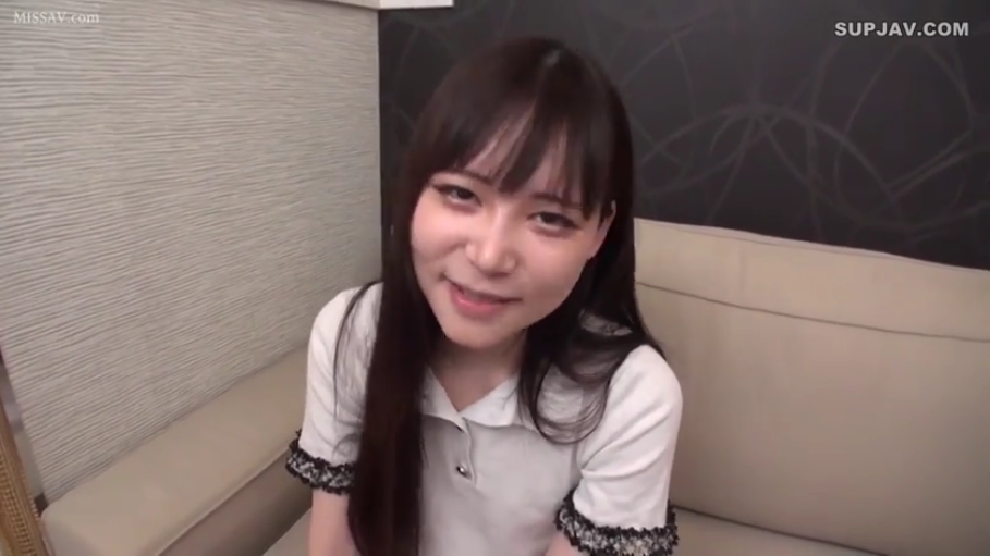 室内 · 坐姿 · 微笑 · 面部特写 · 注视镜头 · 长发 · 白色蕾丝边POLO衫