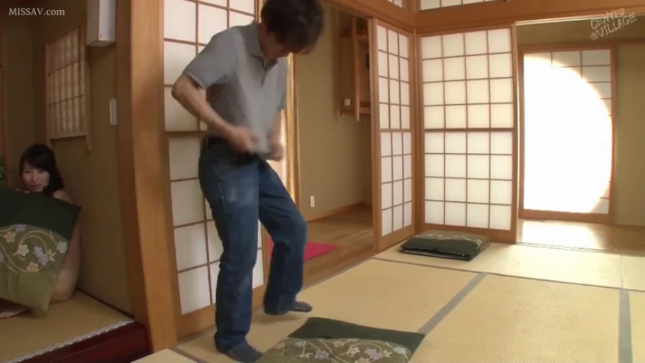 灰色POLO衫 · 站立 · 和室 · 全景