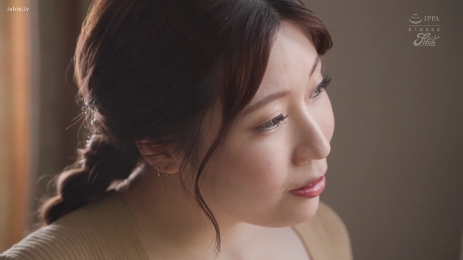 室内 · 脸部特写 · 对话 · 针织衫 · 熟女 · 柔和 · 侧头