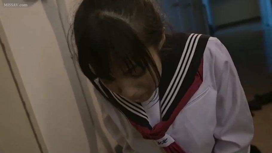 室内 · 俯身 · 半身 · 水手服