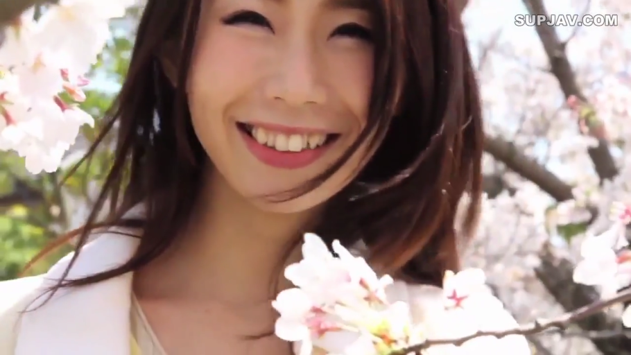开心 · 面部特写 · 樱花树下 · 白色浅色上衣