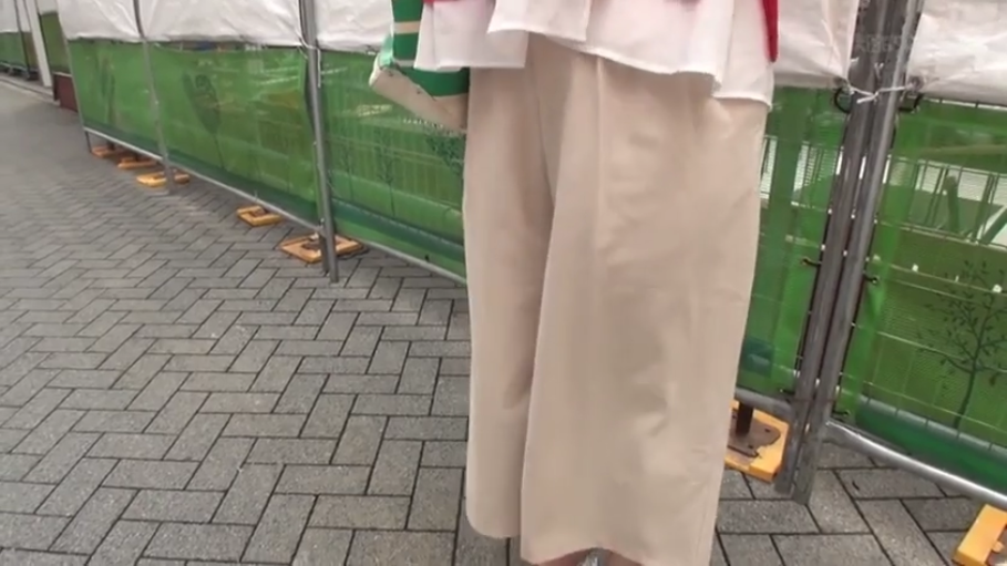 米色阔腿裤 · 下半身特写 · Outdoor street · 购物袋