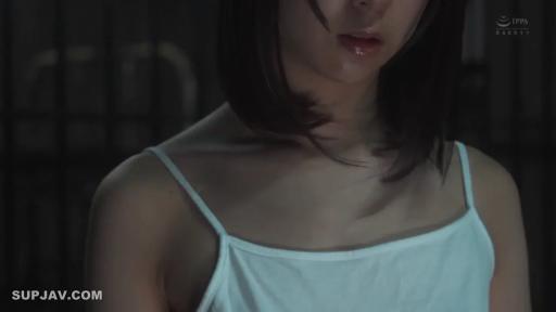 锁骨特写 · 微张嘴唇 · 昏暗室内 · 白色吊带背心 · 光线阴暗