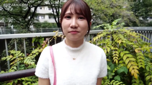 站姿 · 面对镜头 · 上半身特写 · 户外 · 腼腆微笑 · 白色毛绒短袖