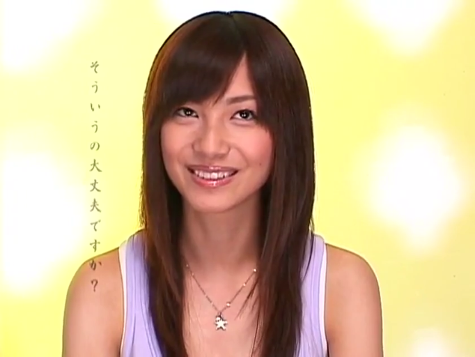 脸部特写 · 温柔 · 演播室 · 浅紫色背心 · 日语文字字幕