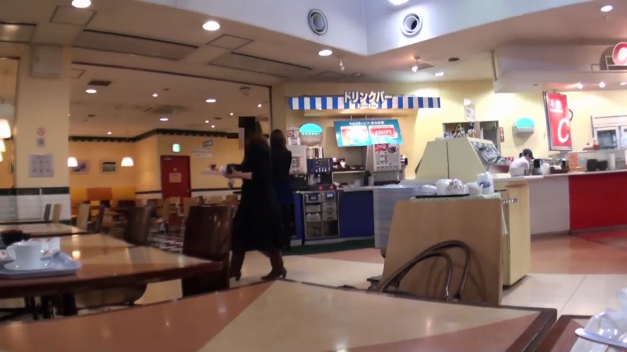 快餐店 · 深色工作服 · 饮料吧台 · 背景环境