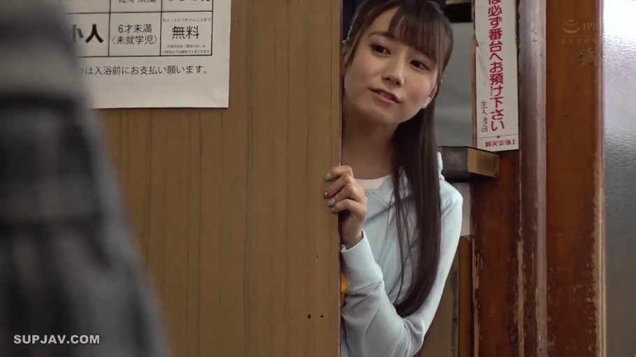 室内 · 面部 · 平静 · 窥视 · 探头 · 木门 · 日本 · 浅蓝色卫衣