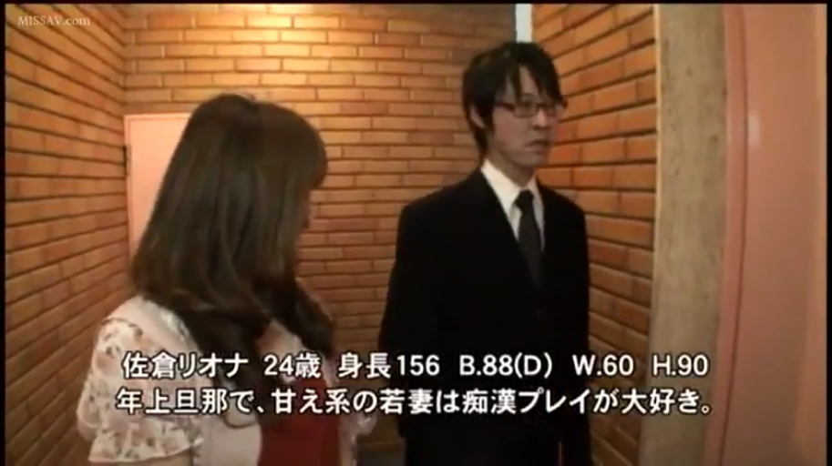 平静 · 室内走廊 · 视频信息文字覆盖 · 中景镜头 · 女性穿碎花上衣 · 日文字幕信息