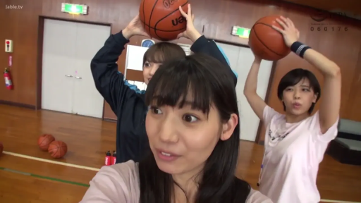 自然微笑 · 篮球 · 浅粉色T恤 · 人物面部特写 · 室内篮球场