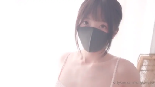 室内 · 口罩特写 · 直视镜头 · 口罩 · 吊带裙