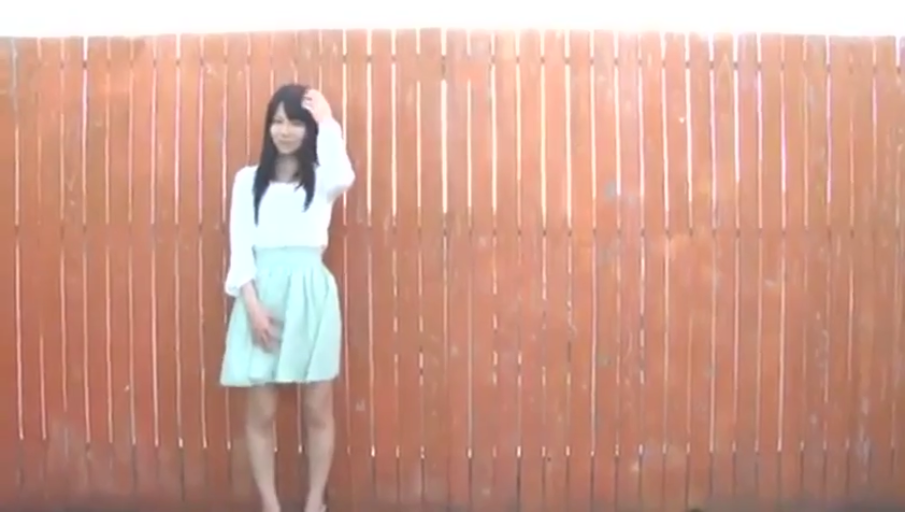 全身 · 站姿 · 自然 · 木栅栏前 · 黑长直 · 撩头发 · 浅绿色裙子