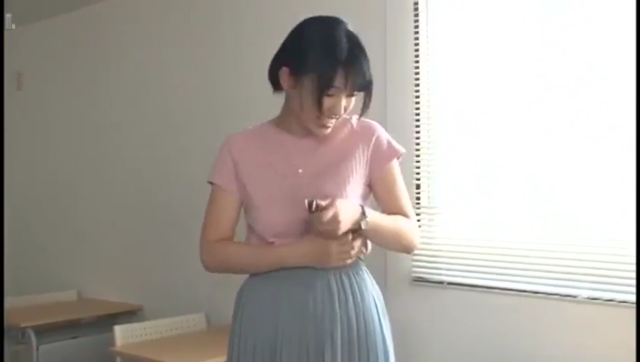 害羞 · 室内房间 · 上半身中景 · 浅蓝色长款百褶裙