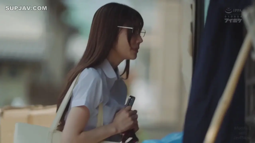 眼镜 · 平静 · 白色衬衫 · 户外 · 上半身中景 · 光线明亮