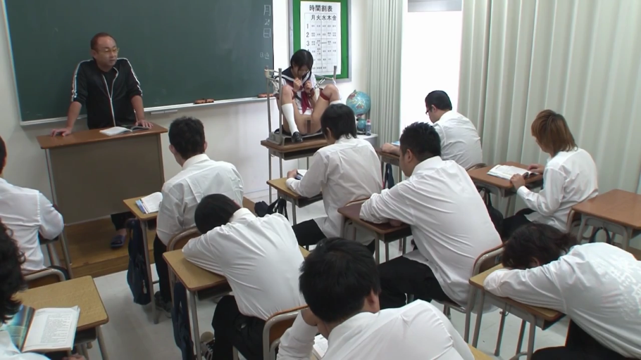 教室 · 白长袜 · 捆绑支架 · 被绑暴露阴部 · 被捆绑的女学生阴部特写 · 女学生羞耻不安 · 被绳索固定在讲台支架上