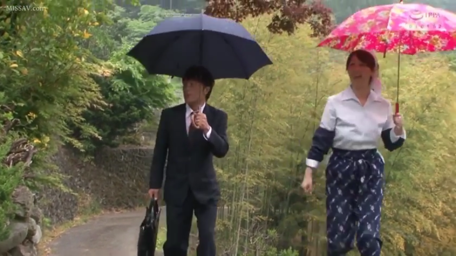 交谈 · 花色雨伞 · 传统工作裤 · 乡村 · 中景镜头 · 下雨