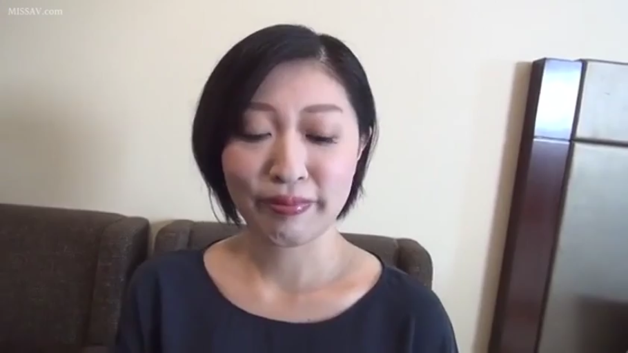 卧室 · 面部特写 · 略显苦恼 · 深色圆领上衣