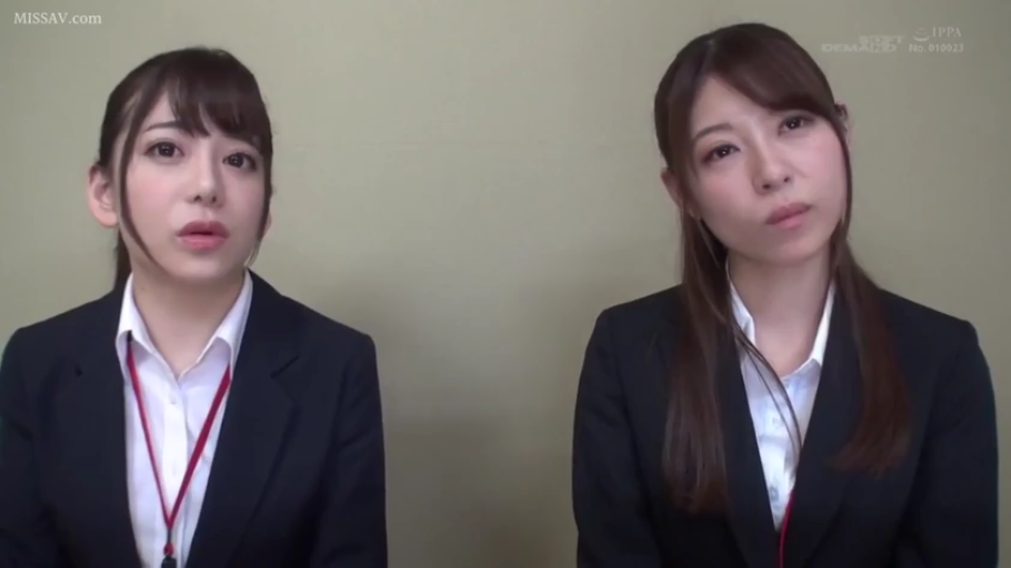 室内 · 坐姿 · 严肃 · 面部特写 · 职业装 · 注视 · OL · 工牌