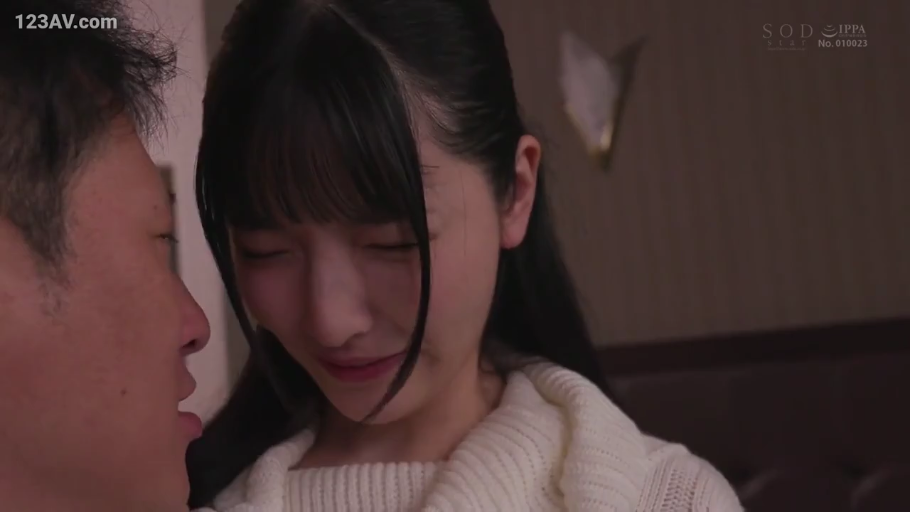 室内卧室 · 光线柔和 · 白色针织毛衣 · 两人面部特写 · 女子表情矜持
