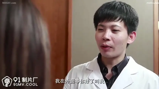 室内 · 严肃 · 白大褂 · 站立 · 对话 · 特写 · 医生角色