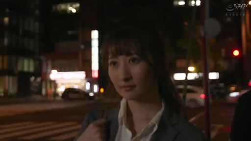 上半身特写 · 注视 · 西装外套 · 室外夜景 · 包 · 背景灯光模糊