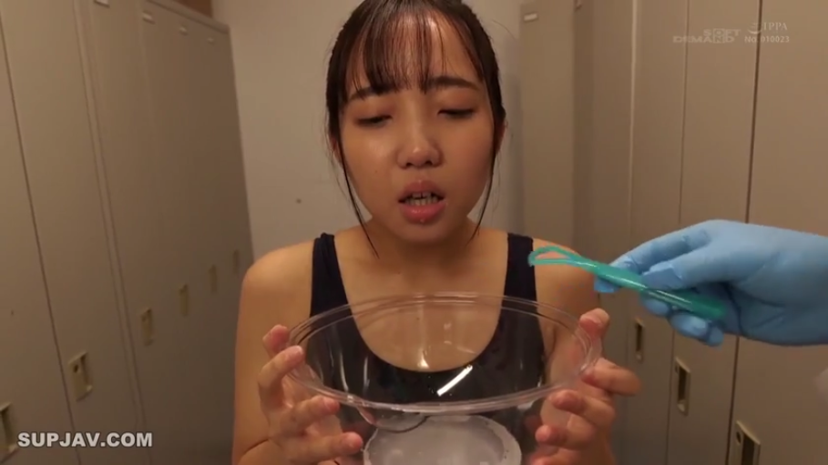 顺从 · 更衣室 · 黑色运动背心 · 塑料碗 · 塑料碗 · 碗底有少量液体