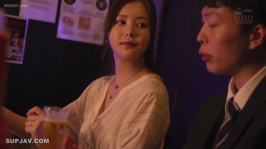 坐姿 · 交谈 · 面部 · 微笑 · 衬衫 · 酒吧 · 啤酒杯