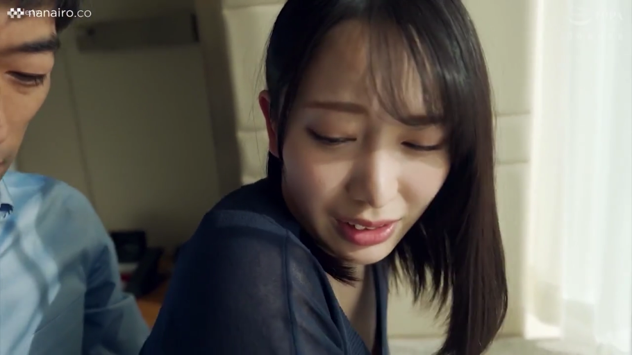室内 · 不安 · 深蓝色上衣 · 男性侧脸