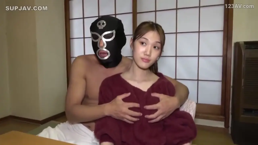 日式房间 · 白色下半身遮挡物 · 面具男口部微张 · 面具男胸部与头部特写 · 黑色骷髅面具