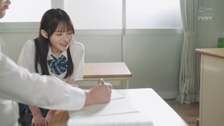 教室 · 面带微笑 · 领结 · 室内光线明亮 · 女学生面部特写 · 制服领结