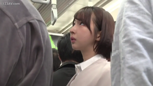 浅色西装外套 · 公共交通 · 不知所措 · 吊环扶手 · 脸部侧面特写 · 人多拥挤