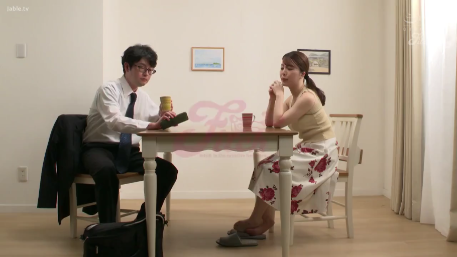 餐桌前 · 若有所思 · 水杯 · 男士白衬衫领带西裤